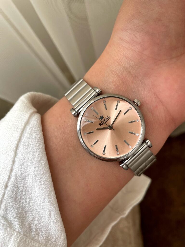 ساعت مچی زنانه رویال با صفحه صورتی و بند استیل فنری نقره‌ای، طراحی مینیمال و ظریف